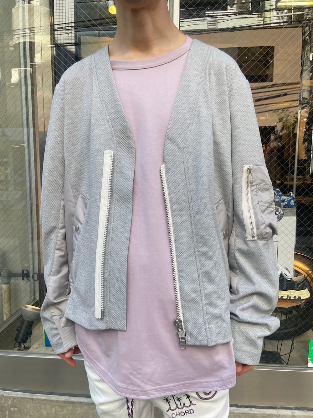 グレー系のカーディガン/ボレロ、ホワイト系のデニムパンツ、ホワイト系のデニムパンツを着用したメンズの夏コーディネートの4枚目の写真