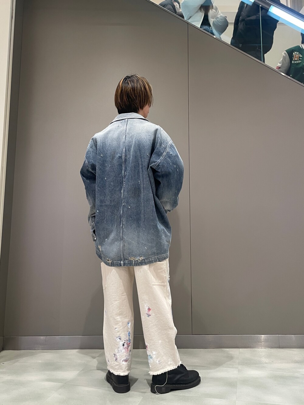 ブルー系のジャケット/アウター、ブルー系のポロシャツ、ホワイト系のパンツを着用したメンズの春コーディネートの3枚目の写真