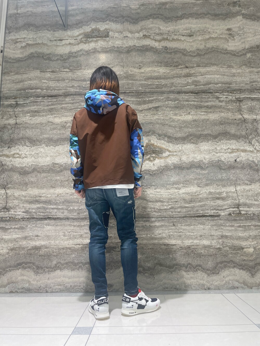 その他のパーカー、その他のデニムパンツ、ホワイト系のスニーカーを着用したメンズの春コーディネートの3枚目の写真