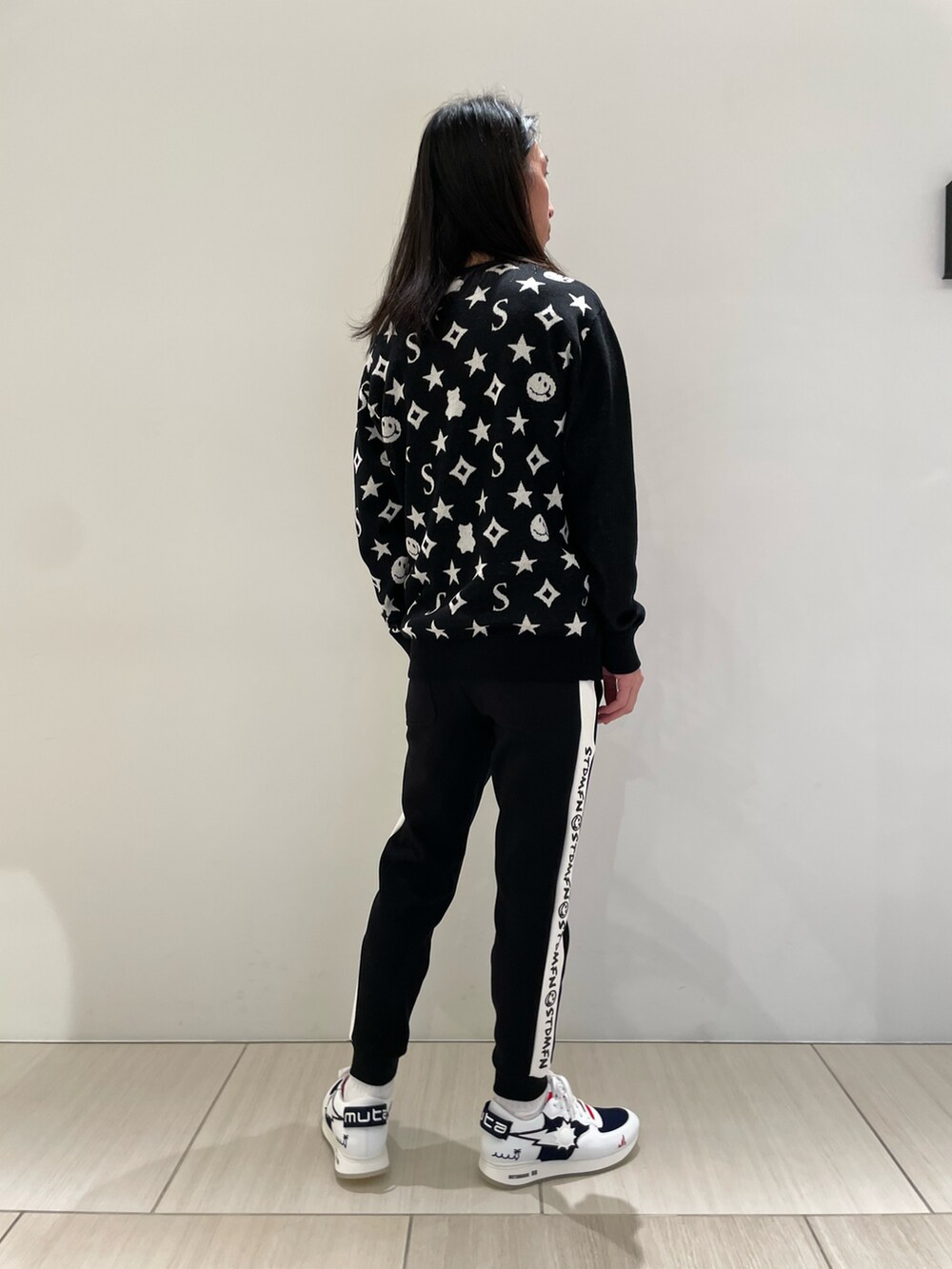 ブラック系のニット/セーター、ブラック系のその他パンツ、ホワイト系のスニーカーを着用したメンズの冬コーディネートの2枚目の写真