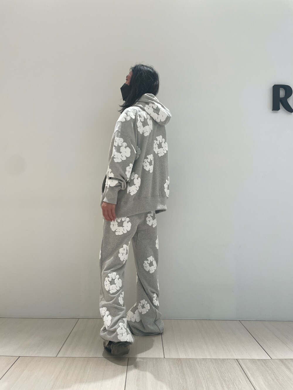 グレー系のパーカー、グレー系のスウェットパンツ、ブラック系のスニーカーを着用したメンズの秋コーディネートの2枚目の写真