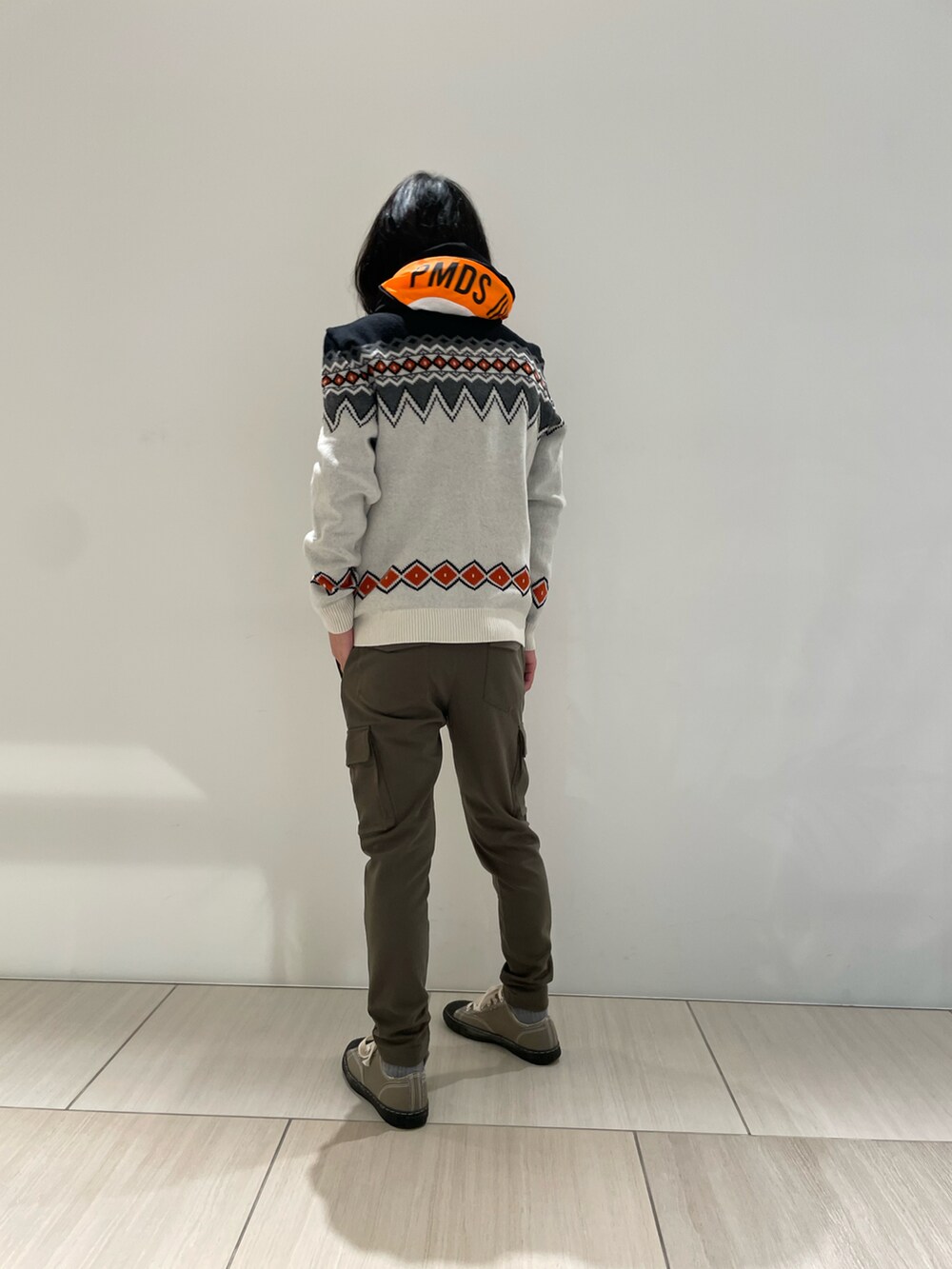 「大人カジュアル、休日スタイル、Safari、秋冬コーデ、パーカー、ニット、P.M.D.S.、カーゴパンツ、eJEANS、秋コーデ、オトナカジュアル、秋服コーデ、シンプルコーデ、Maison MIHARA YASUHIRO、リラックススタイル」｜「P.M.D.S.のアイテム（パーカー、ブラック系）」を使った、おかださん（メンズ・176cm）の秋コーディネートの2枚目の写真