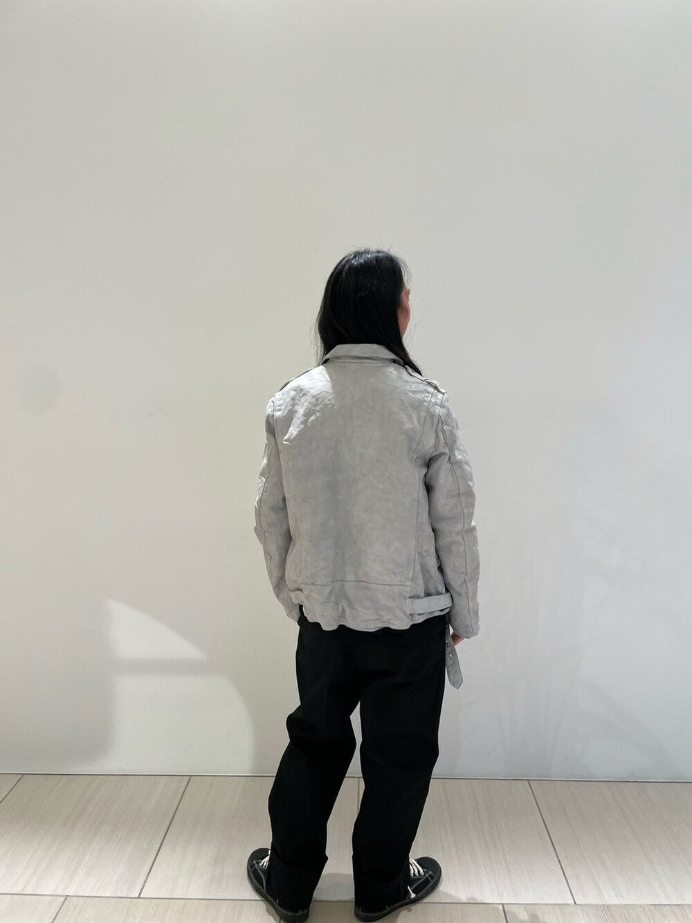 ホワイト系のジャケット/アウター、ホワイト系のTシャツ/カットソー、ブラック系のパンツを着用したメンズの冬コーディネートの3枚目の写真