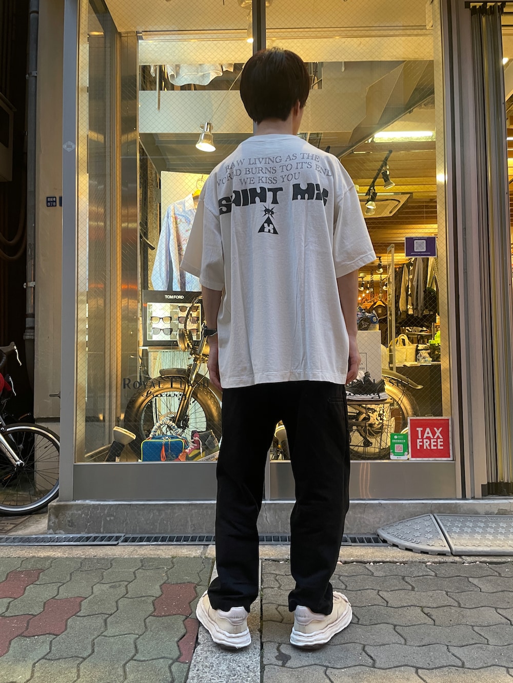 ホワイト系のTシャツ/カットソー、ホワイト系のスニーカーを着用したメンズの春コーディネートの2枚目の写真