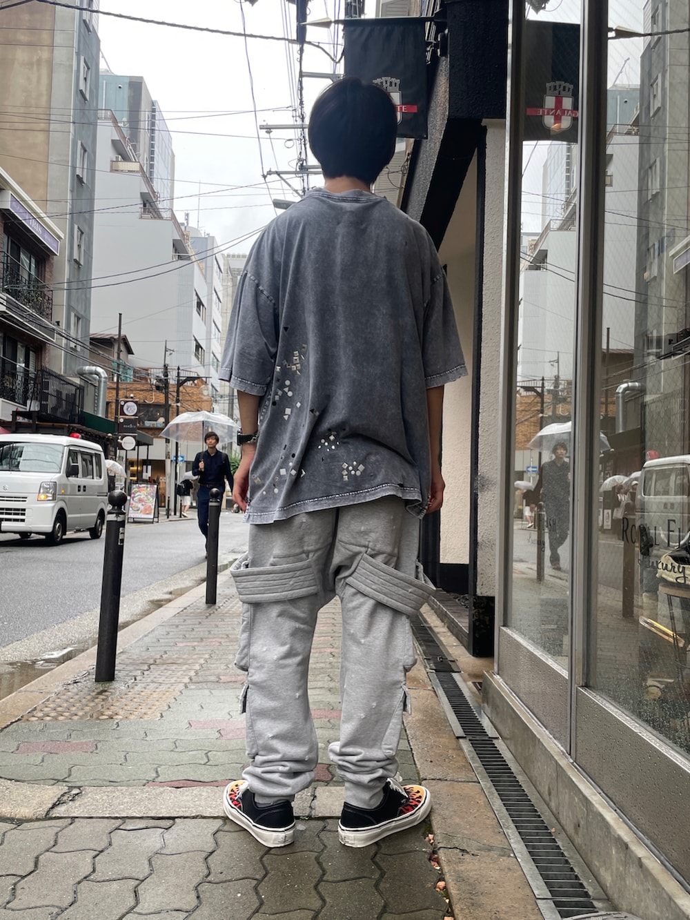 グレー系のTシャツ/カットソー、グレー系のスウェットパンツ、ブラック系のスニーカーを着用したメンズの夏コーディネートの3枚目の写真