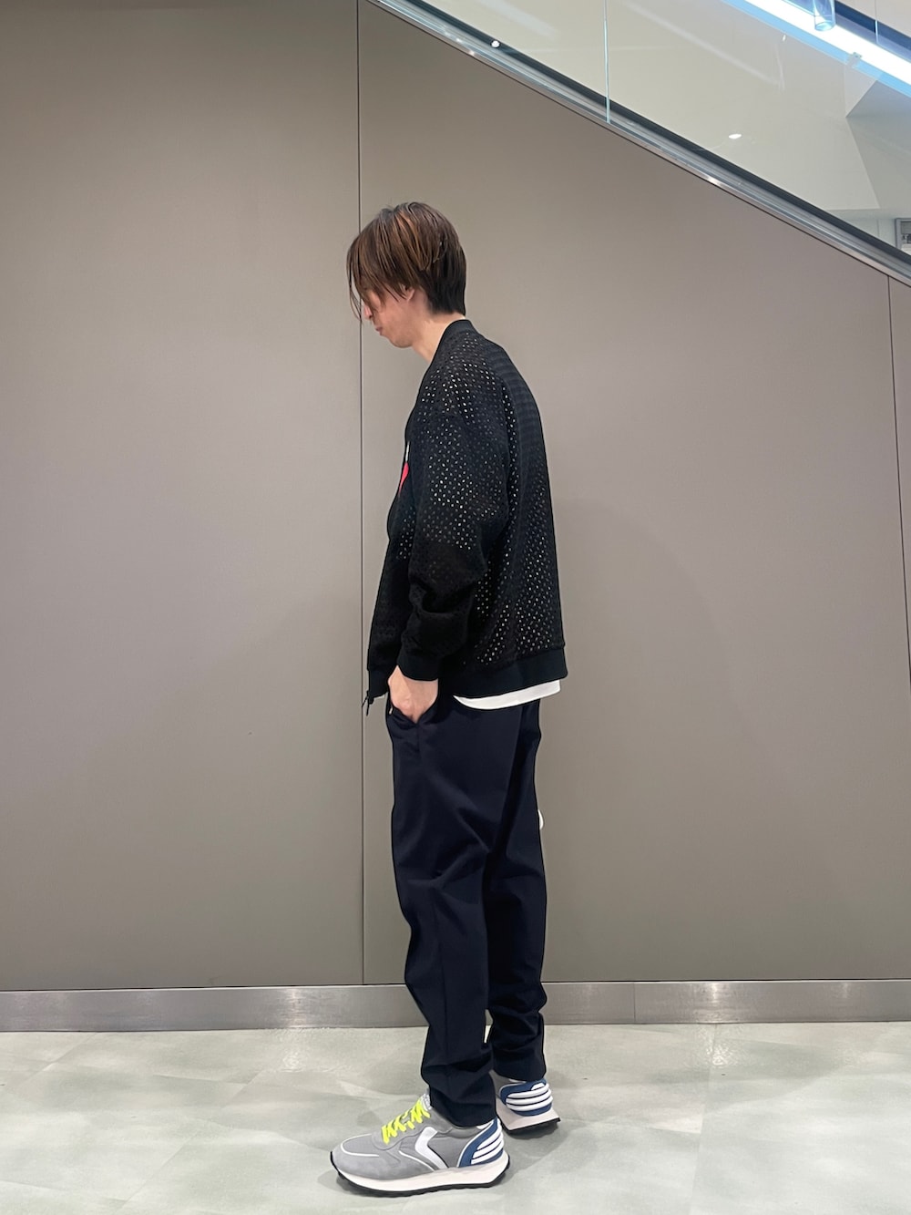 ホワイト系のTシャツ/カットソー、ブラック系のブルゾン、ブラック系のショルダーバッグを着用したメンズの春コーディネートの3枚目の写真