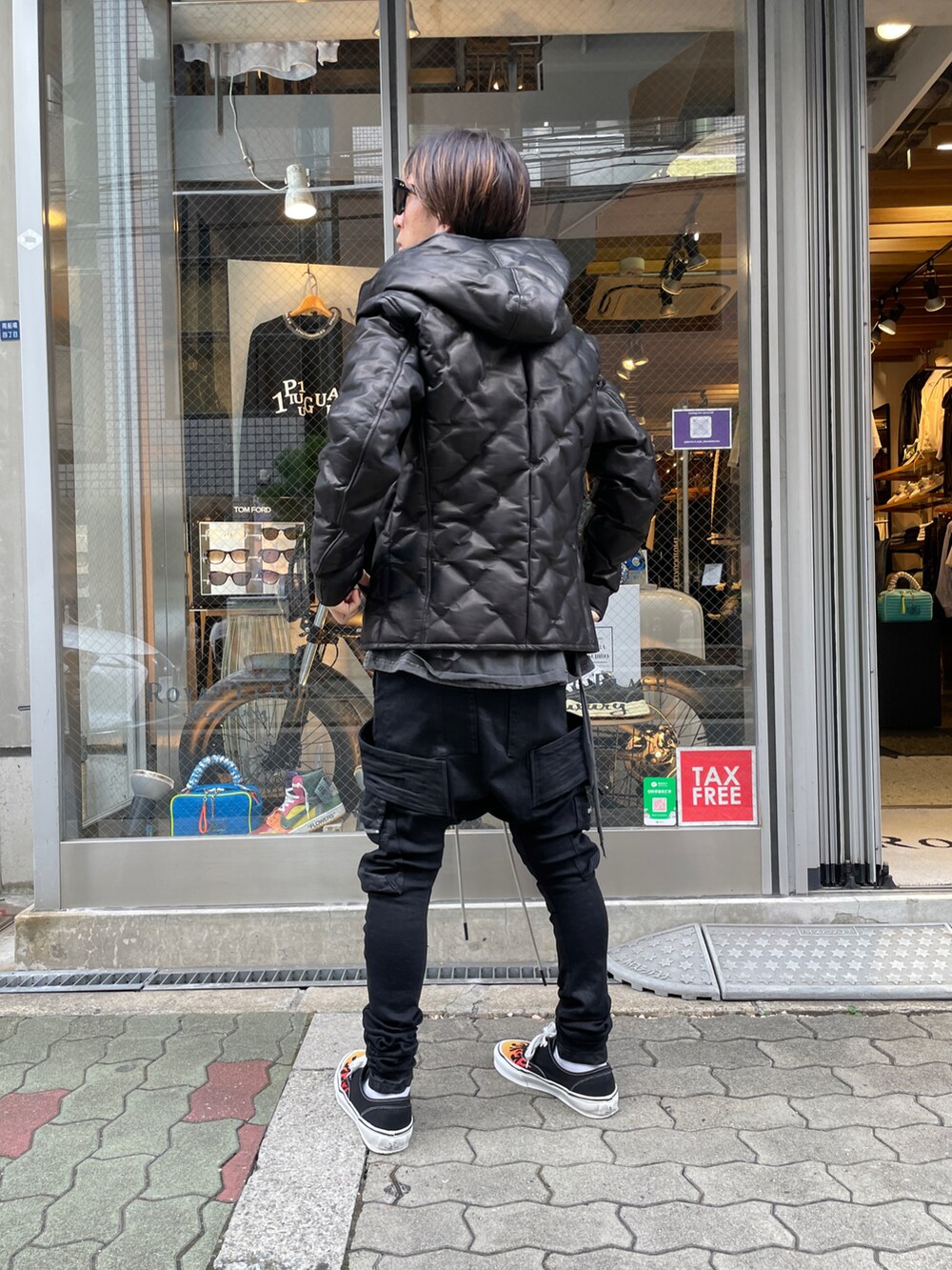 ブラック系のTシャツ/カットソー、ブラック系のジャケット/アウター、ブラック系のカーゴパンツを着用したメンズの夏コーディネートの3枚目の写真