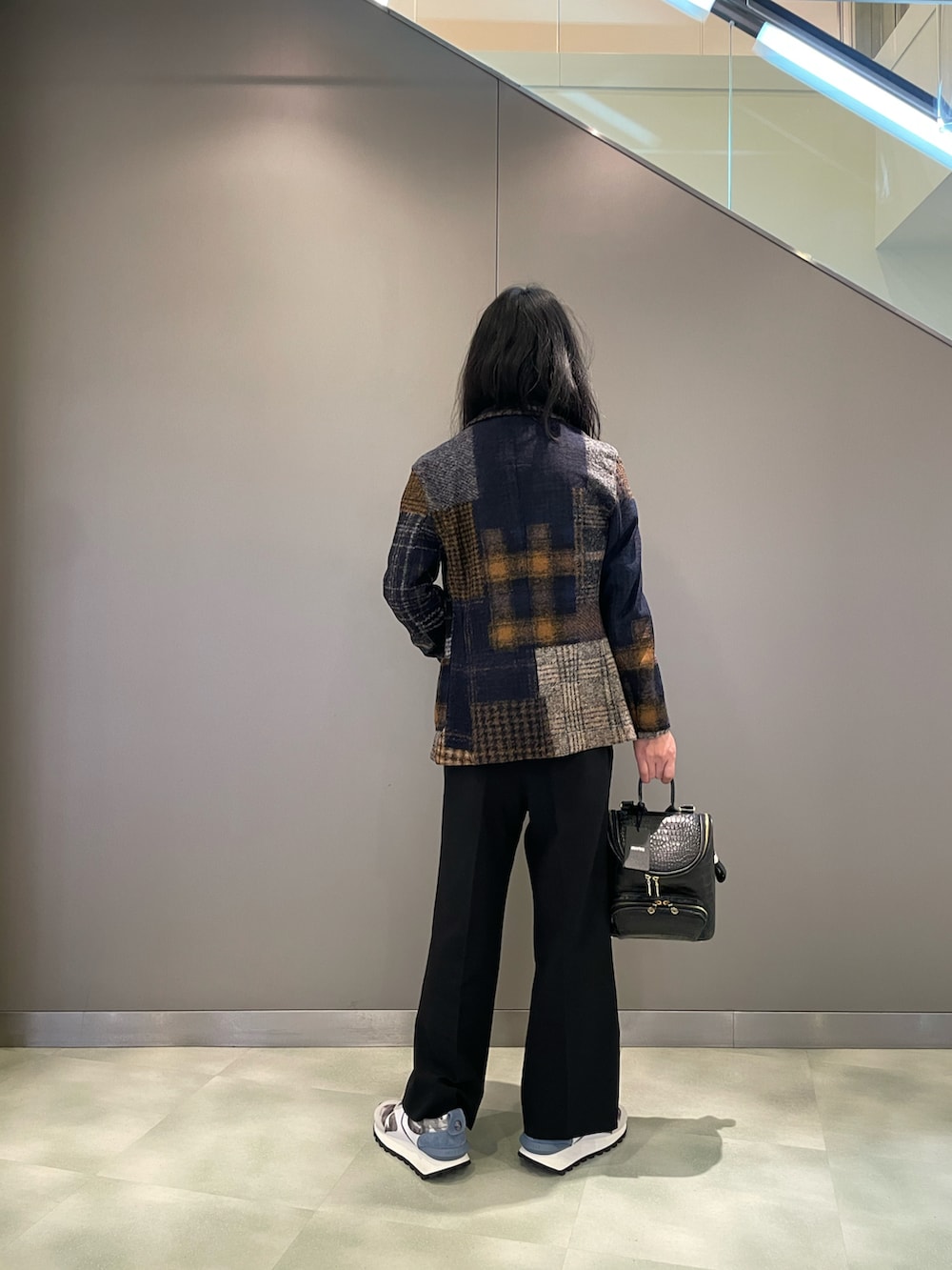 ホワイト系のニット/セーター、その他のテーラードジャケット、ブラック系のバッグを着用したメンズの秋コーディネートの2枚目の写真