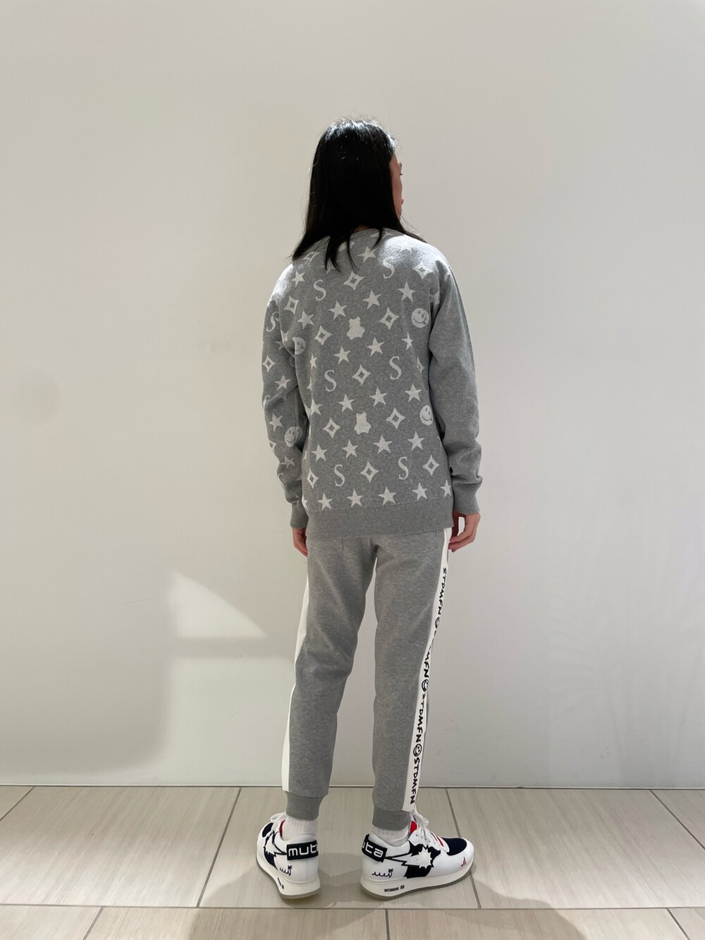 ブラック系のニット/セーター、ブラック系のその他パンツ、ホワイト系のスニーカーを着用したメンズの冬コーディネートの2枚目の写真