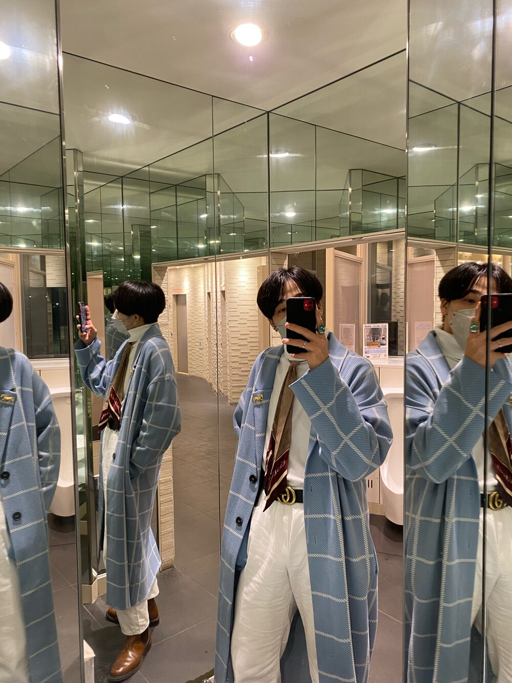 ブルー系のノーカラーコート、ホワイト系のニット/セーター、ホワイト系のデニムパンツを着用したメンズの秋コーディネートの4枚目の写真