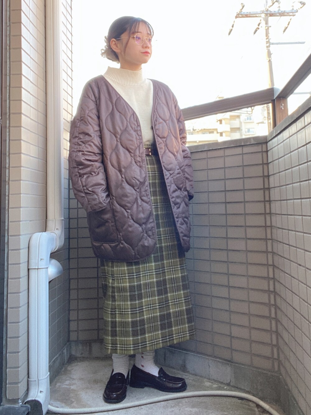 「チェック柄に恋してる、ニット/セーター、ニットコーデ、ハイネック、チェックスカート、タイトスカート、めがね」｜「HARUTAのHARUTA　ハルタ　人工ローファー3E　4505（ローファー、ブラウン系）」を使った、けいさん（レディース・155cm）の冬コーディネートの2枚目の写真