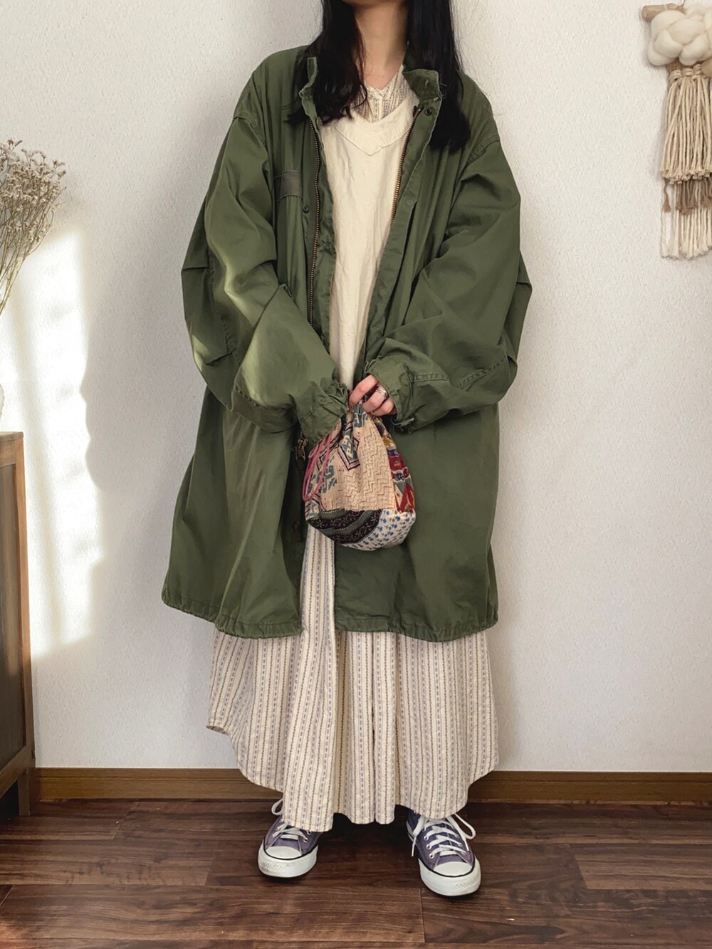 ブルー系のスニーカー、その他のバッグ、ホワイト系のベストを着用したレディースの冬コーディネートの2枚目の写真