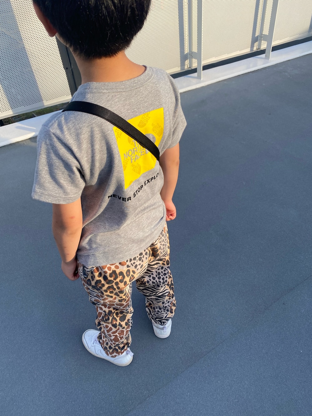 グレー系のTシャツ/カットソー、その他のカーゴパンツ、ホワイト系のスニーカーを着用したキッズの秋コーディネートの2枚目の写真