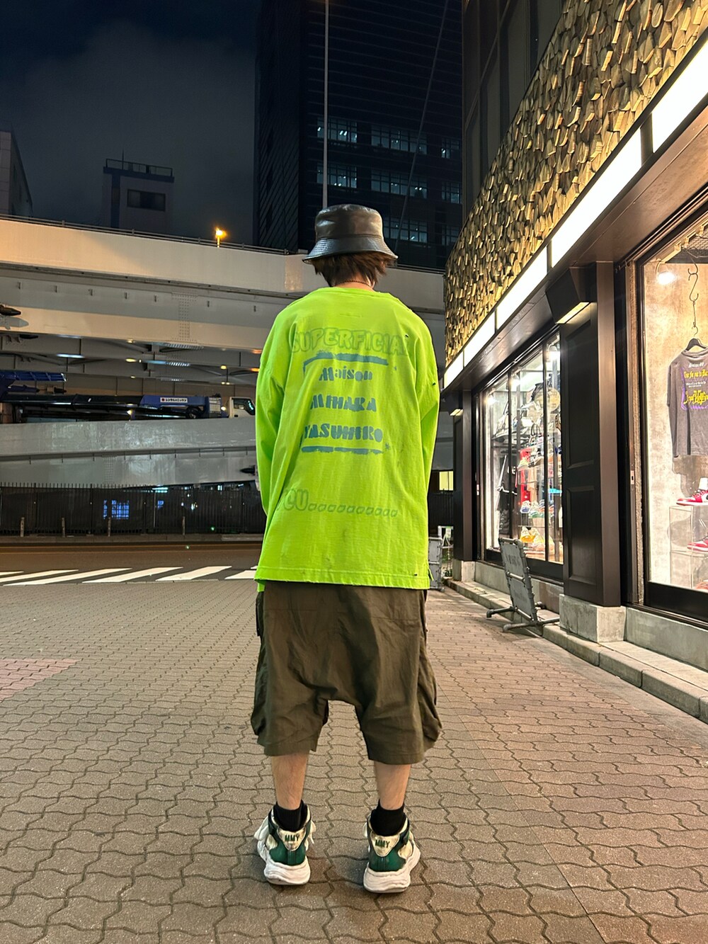 グリーン系のTシャツ/カットソーを着用したメンズの夏コーディネートの2枚目の写真