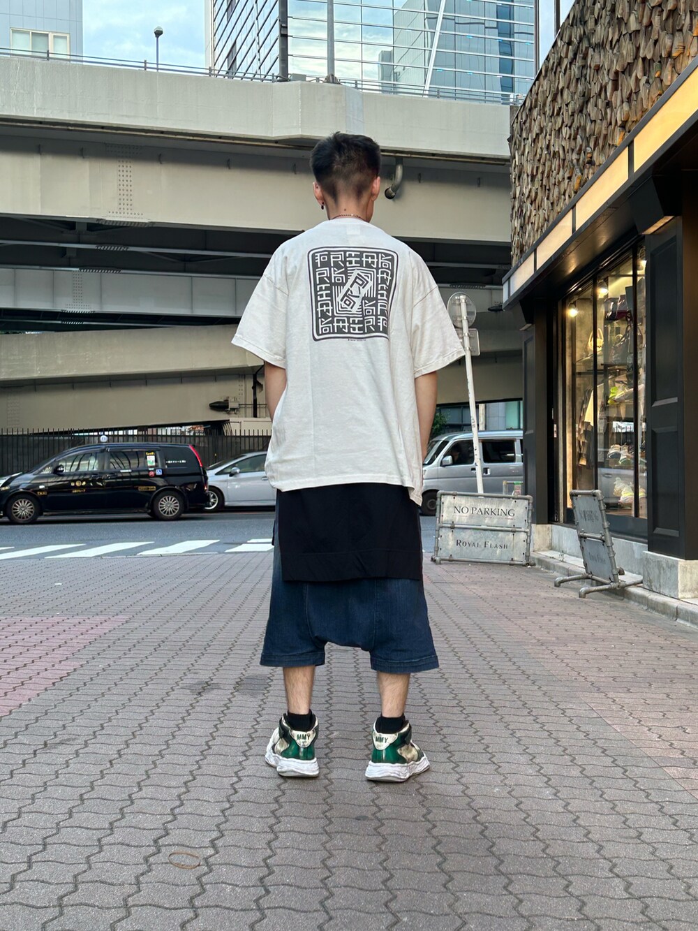 ホワイト系のタンクトップを着用したメンズの夏コーディネートの2枚目の写真