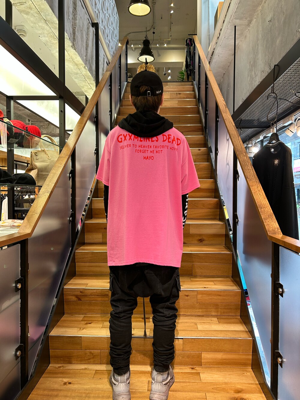「ROYAL FLASH」｜「ROYAL FLASHのMAYO/メイヨー/別注GFD Tシャツ（トップス、ピンク系）」を使った、yoshiaki matsufujiさん（メンズ・165cm）の春コーディネートの2枚目の写真