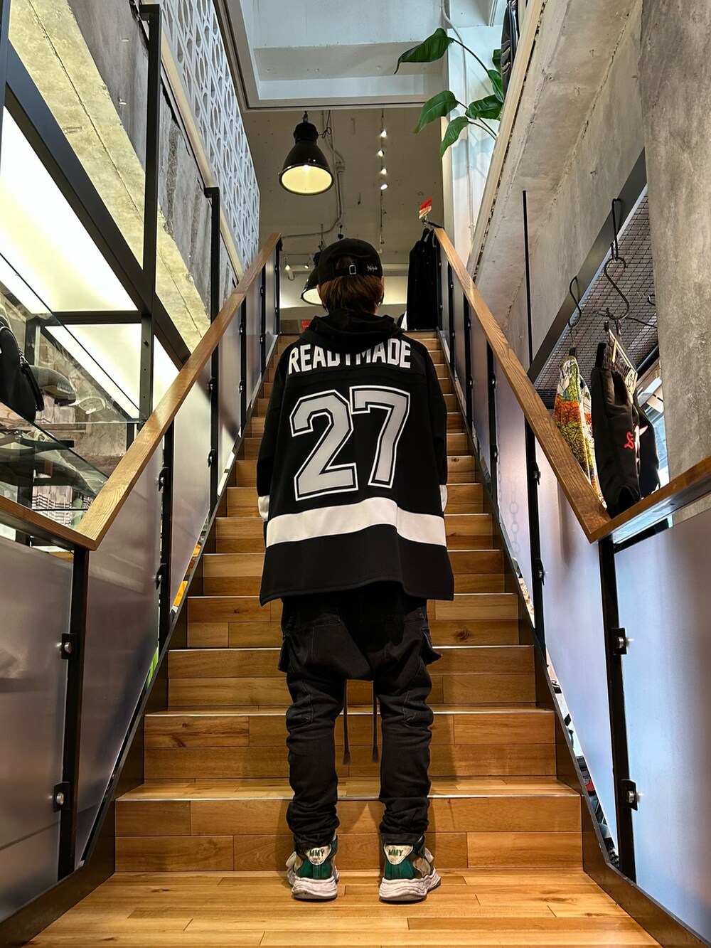 ブラック系のパンツを着用したメンズの夏コーディネートの2枚目の写真