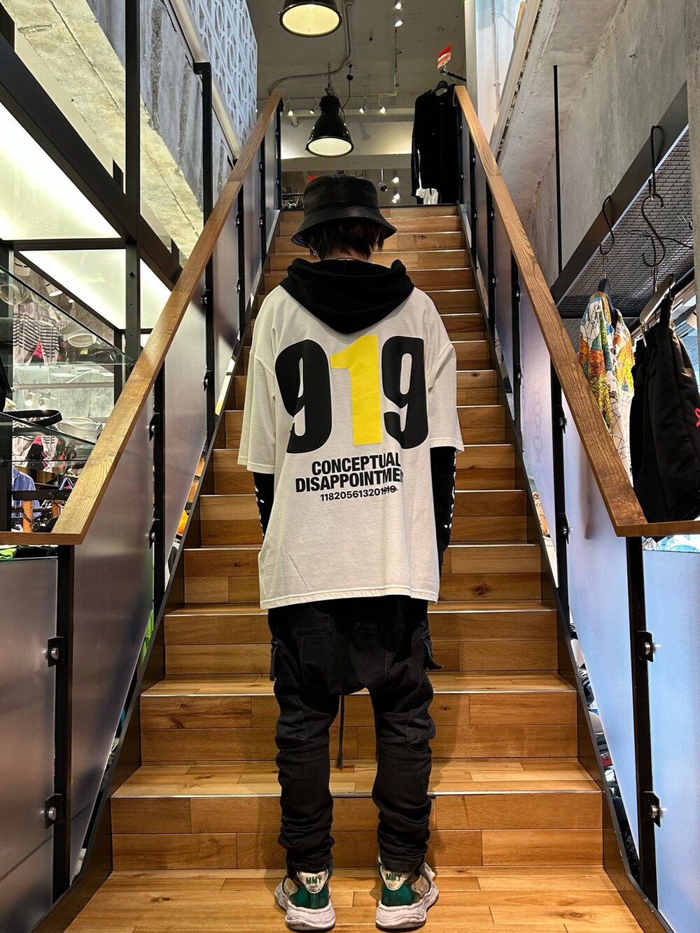 ブラック系のTシャツ/カットソーを着用したメンズの夏コーディネートの2枚目の写真