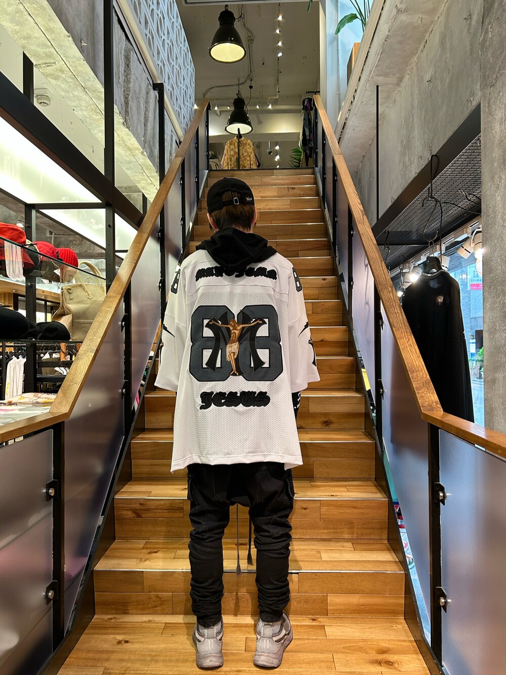 「ROYAL FLASH」｜「ROYAL FLASHのMAYO/メイヨー/別注シューティングシャツ（Tシャツ/カットソー、ブラック系）」を使った、yoshiaki matsufujiさん（メンズ・165cm）の春コーディネートの2枚目の写真