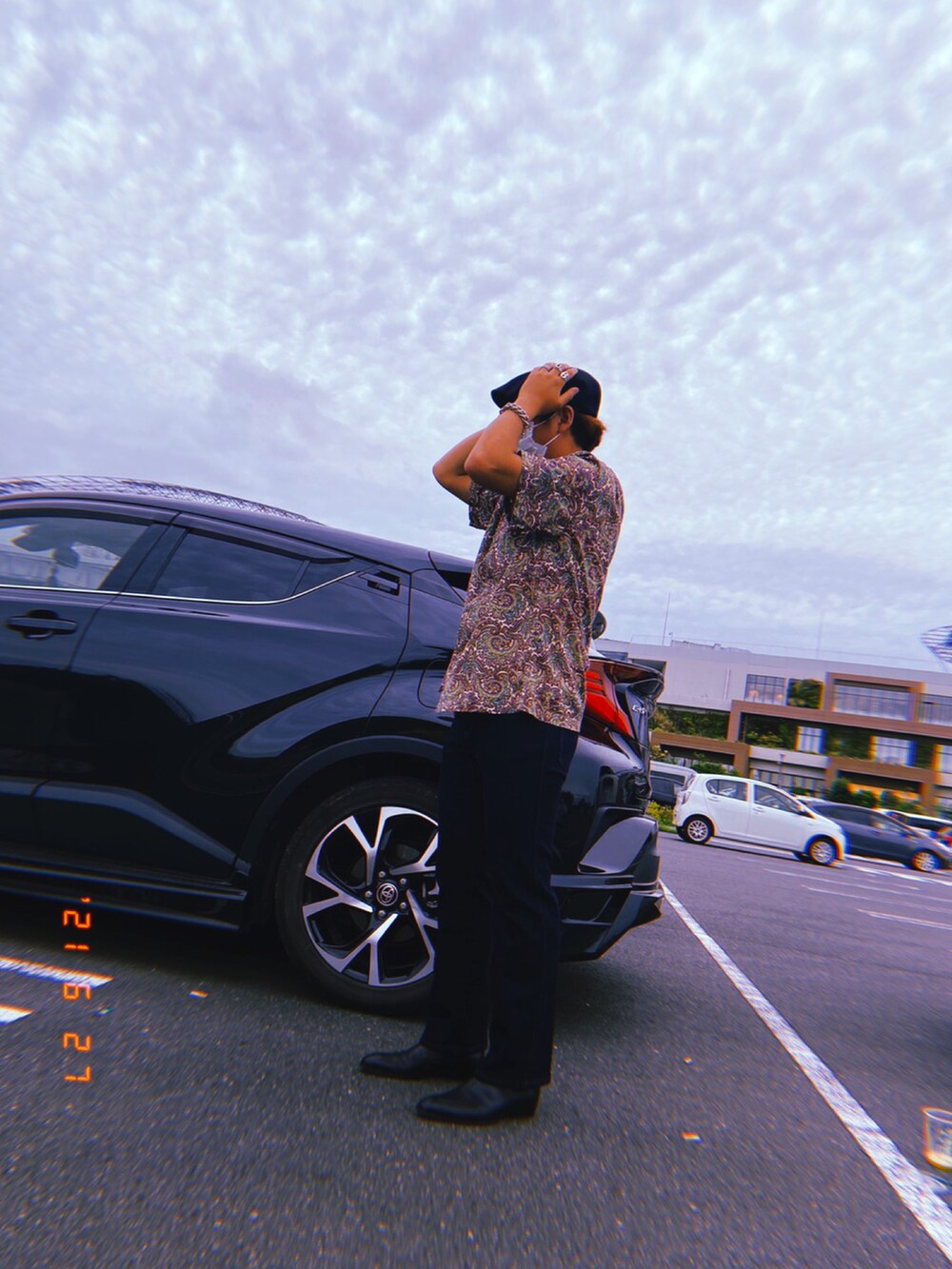 ブルー系のデニムパンツ、ブラック系のドレスシューズ、シルバー系のブレスレットを着用したメンズの秋コーディネートの2枚目の写真