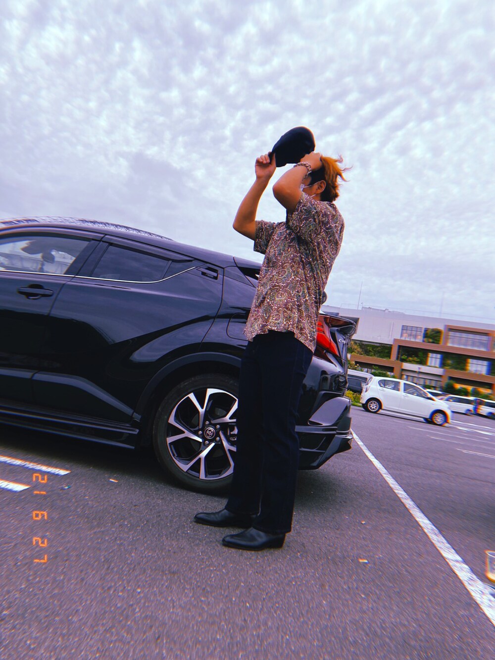 ブルー系のデニムパンツ、ブラック系のドレスシューズ、シルバー系のブレスレットを着用したメンズの秋コーディネートの3枚目の写真