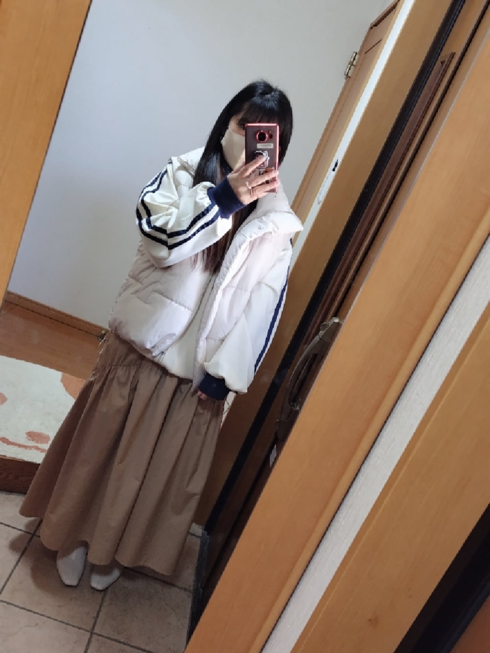 ホワイト系のスウェット、ホワイト系のショルダーバッグ、ホワイト系のダウンジャケット/コートを着用したレディースの冬コーディネートの2枚目の写真