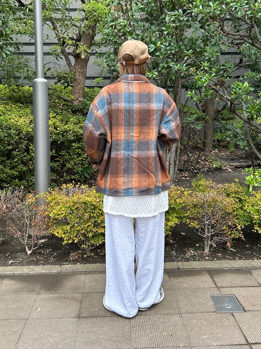 オレンジ系のシャツ/ブラウス、ホワイト系のキャミソール、グレー系のスウェットパンツを着用したレディースの秋コーディネートの3枚目の写真