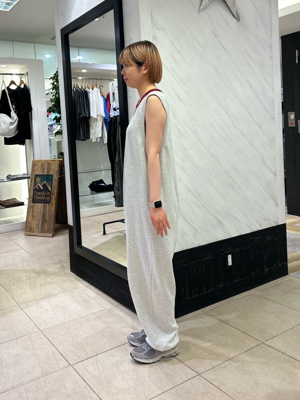 グレー系のサロペット/オーバーオールを着用したレディースの夏コーディネートの2枚目の写真