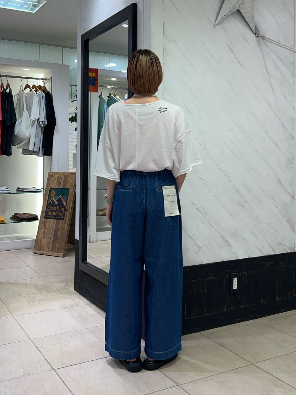 ホワイト系のTシャツ/カットソー、ブルー系のデニムパンツ、ブラック系のサンダルを着用したレディースの夏コーディネートの3枚目の写真