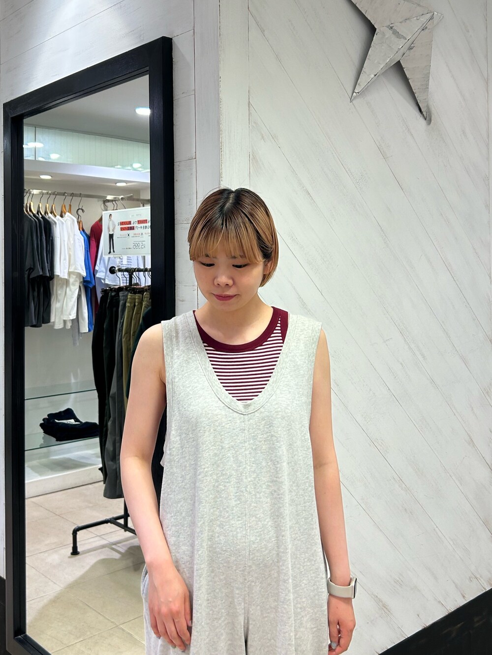 グレー系のサロペット/オーバーオールを着用したレディースの夏コーディネートの4枚目の写真