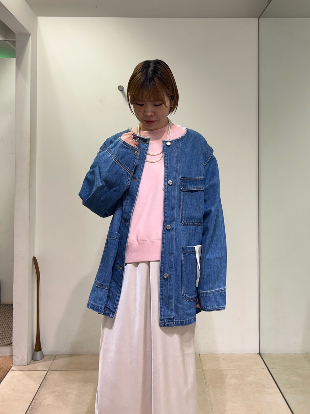 「チャオパニックティピー(CIAOPANIC TYPY)、春コーデ、オトナカジュアル、春カラー、ラクチンコーデ、プチプラコーデ、スカートコーデ、サテンスカート、春色、デニムジャケット、春、春アウター、春ニット、カジュアル、カジュアルコーデ」｜「CIAOPANIC TYPYの【2025年S/S新作】エアリーコンフォートニット（ニット/セーター、ピンク系）」を使った、manaさん（レディース・159cm）の春コーディネートの4枚目の写真