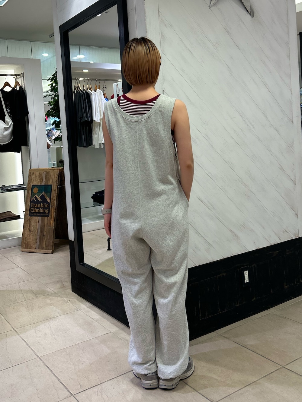 グレー系のサロペット/オーバーオールを着用したレディースの夏コーディネートの3枚目の写真