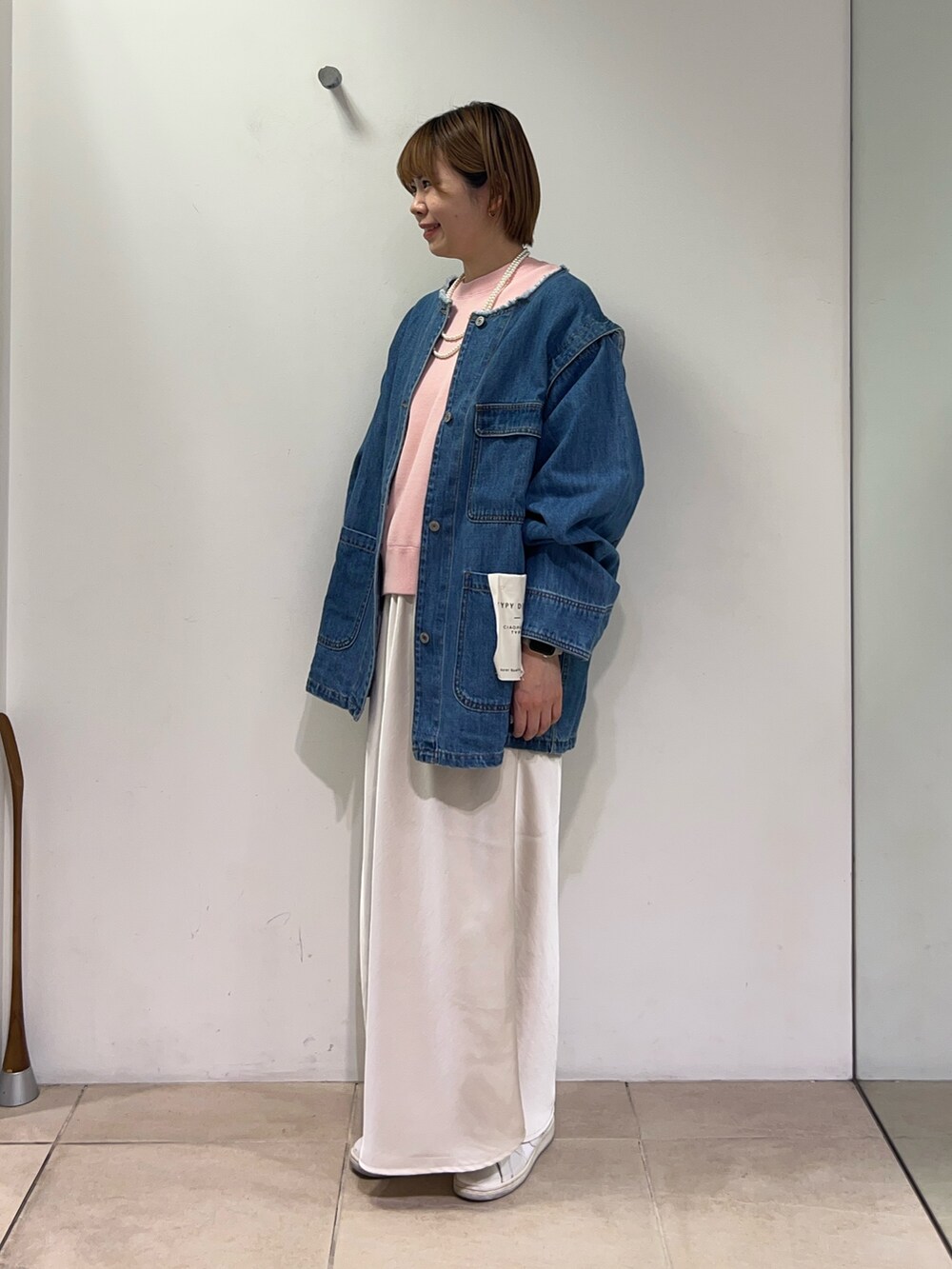 「チャオパニックティピー(CIAOPANIC TYPY)、春コーデ、オトナカジュアル、春カラー、ラクチンコーデ、プチプラコーデ、スカートコーデ、サテンスカート、春色、デニムジャケット、春、春アウター、春ニット、カジュアル、カジュアルコーデ」｜「CIAOPANIC TYPYの【2025年S/S新作】エアリーコンフォートニット（ニット/セーター、ピンク系）」を使った、manaさん（レディース・159cm）の春コーディネートの2枚目の写真