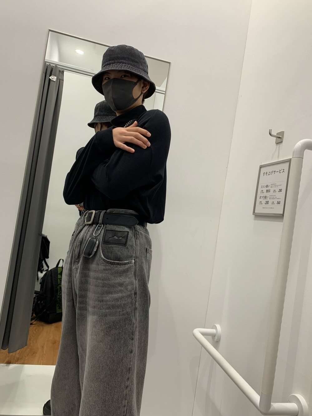 ブラック系のその他トップス、グレー系のデニムパンツ、ブラック系のスニーカーを着用したメンズの秋コーディネートの2枚目の写真