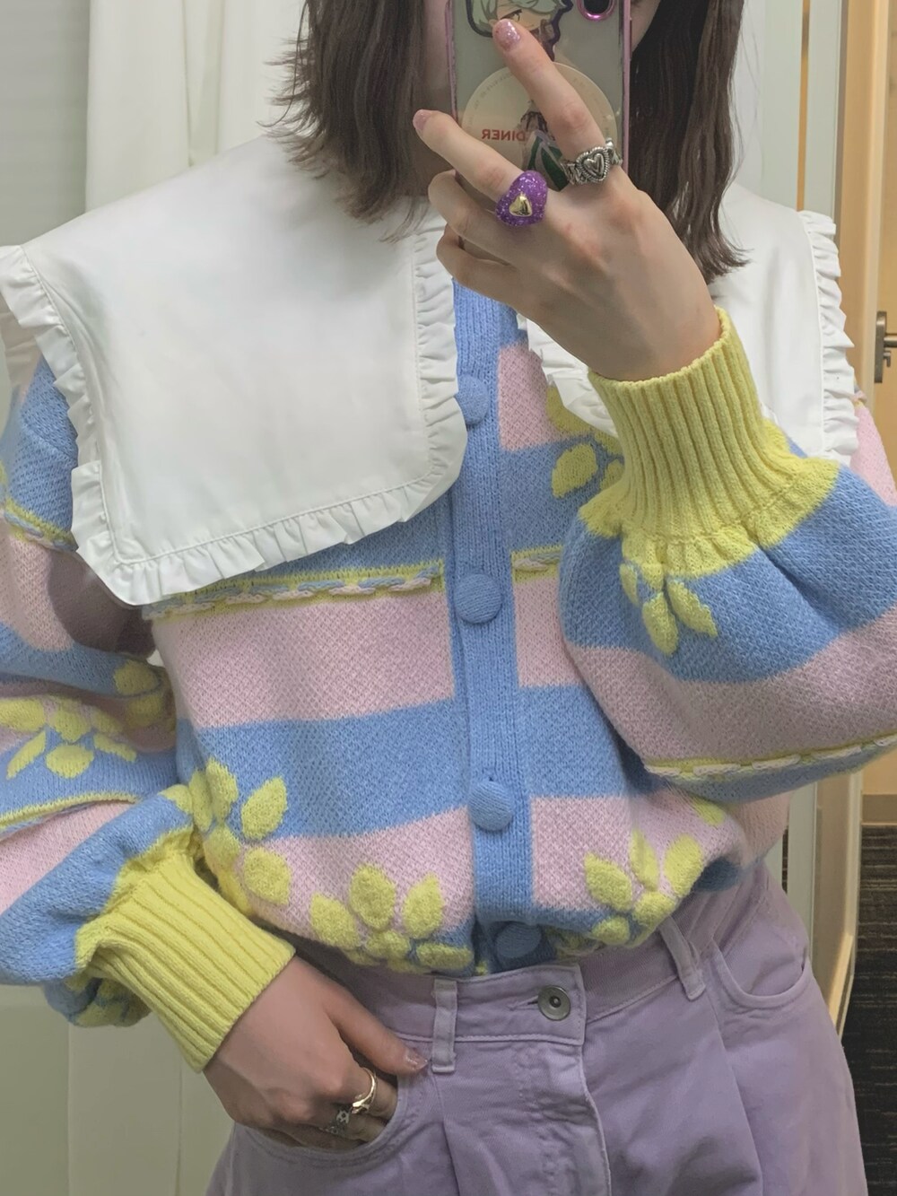 その他のカーディガン/ボレロ、パープル系のデニムパンツ、ブラック系のスニーカーを着用したレディースの冬コーディネートの2枚目の写真