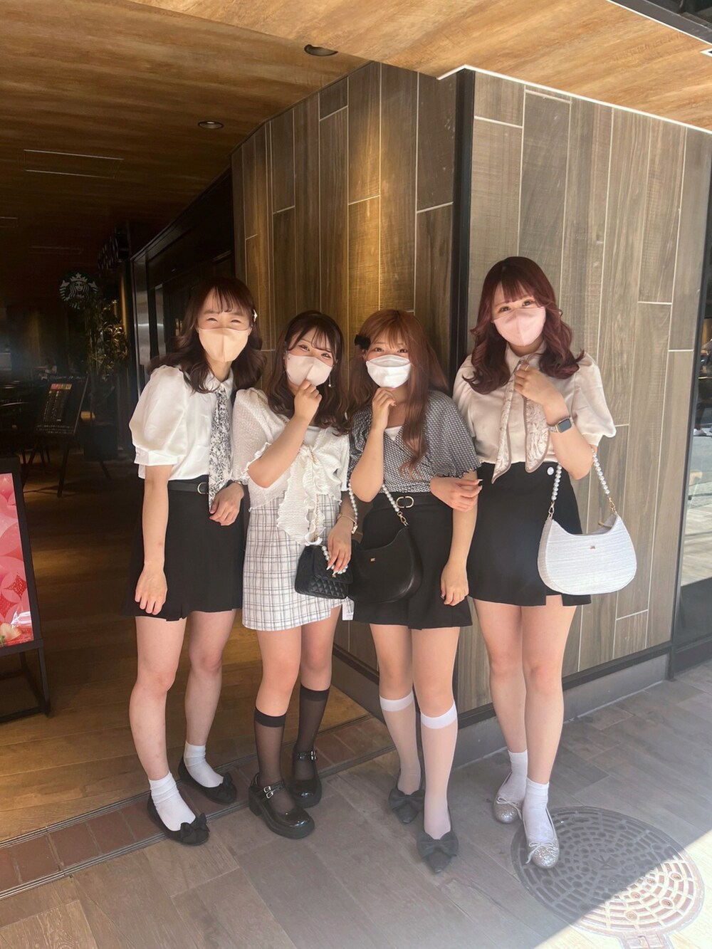 「低身長コーデ、高身長コーデ、骨格ナチュラル、ナイスクラップ、nice claup、ブラウス、スカーフ、ミニスカート、バレーシューズ、シアー、春服コーデ、オトナ女子、大人ガーリー、大人かわいい、ギンガムチェック」｜「one after another NICE CLAUPの【取り外し可能】イニシャルロゴスカーフ付きブラウス（シャツ/ブラウス、ベージュ系）」を使った、なぎなぎさん（レディース・164cm）の春コーディネートの2枚目の写真