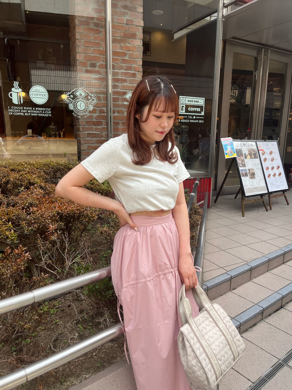 「夏コーデ、お出かけコーデ、休日スタイル、ラクチンコーデ、シンプルコーデ、オトナ女子、ロングスカート、トートバッグ、サンダル、ピンク、ナイスクラップ、Tシャツ、nice claup、高身長女子、高身長コーデ」｜「one after another NICE CLAUPのサイドリボンボリュームスカート（スカート、ピンク系）」を使った、なぎなぎさん（レディース・164cm）の夏コーディネートの2枚目の写真