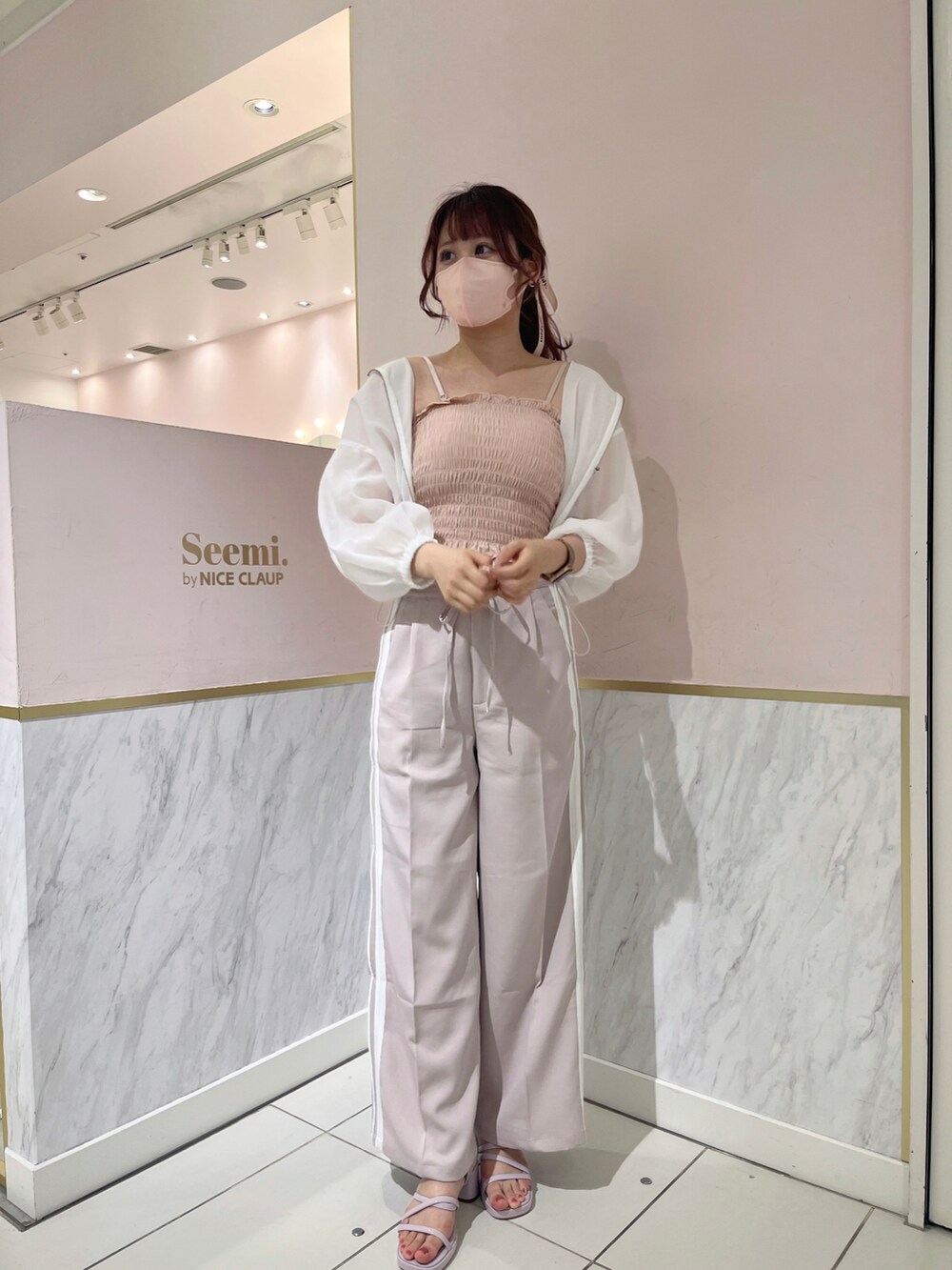 「オトナカジュアル、ラクチンコーデ、オトナ女子、パンツコーデ、カジュアル、ラフコーデ、淡色コーデ、高身長コーデ、高身長女子、骨格ナチュラル、ナイスクラップ、nice claup、マウンテンパーカー、シアー、スウェットパンツ」｜「one after another NICE CLAUPのシアーボリュームショートマウンテンパーカー（マウンテンパーカー、ホワイト系）」を使った、なぎなぎさん（レディース・164cm）の春コーディネートの3枚目の写真