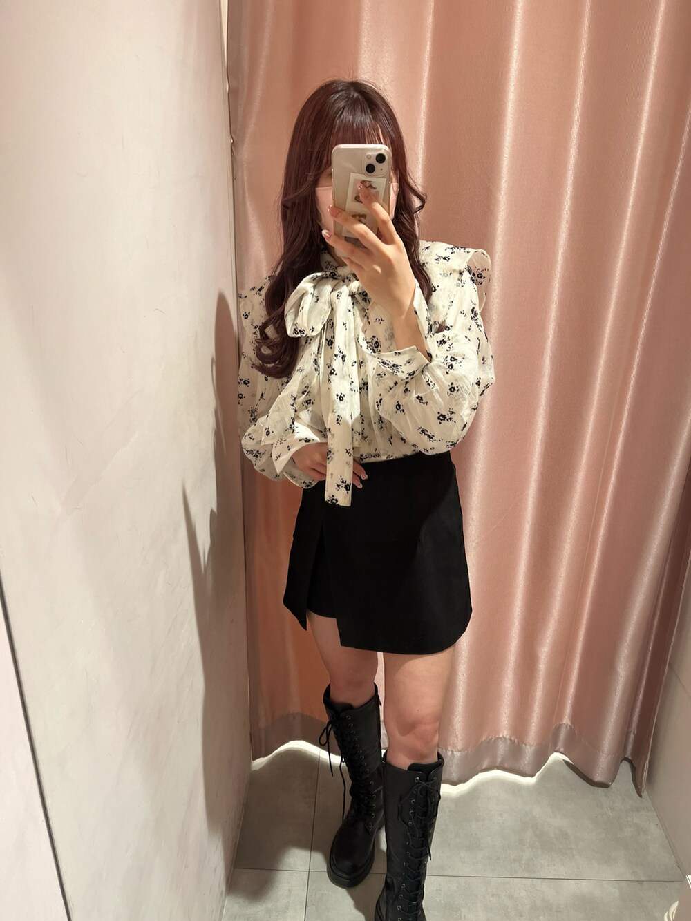 「春、春コーデ、オトナ女子、大人コーデ、きれいめコーディネート、モノトーンコーデ、ナイスクラップ、ブラウス、花柄、ミニスカート、ロングブーツ、ボウタイブラウス、高身長女子、高身長コーデ」｜「one after another NICE CLAUPの【襟取り外し可能】マルチウェイリボンブラウス（シャツ/ブラウス、ベージュ系）」を使った、なぎなぎさん（レディース・164cm）の春コーディネートの3枚目の写真