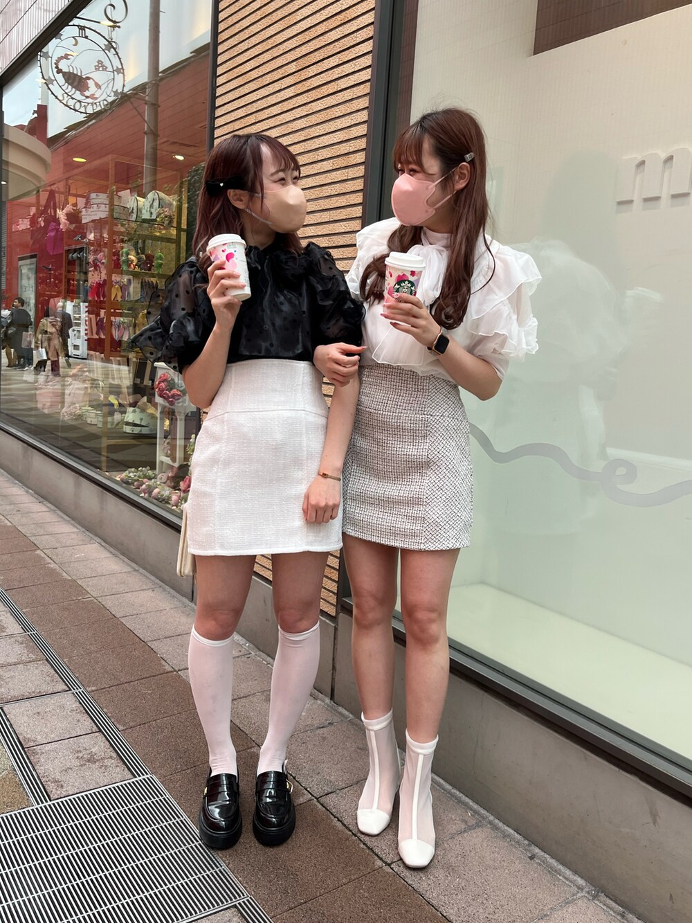 「春色、モノトーンコーデ、高身長コーデ、高身長女子、ガーリーコーデ、春夏コーデ、フェミニン、ナイスクラップ、nice claup、シミラールック、双子コーデ、ボウタイブラウス、ミニスカート、ツイード、ブラウス」|「one after another NICE CLAUPのマルチwayリボンブラウス(シャツ/ブラウス、ホワイト系)」を使った、なぎなぎさん(レディース・164cm)の春コーディネートの3枚目の写真