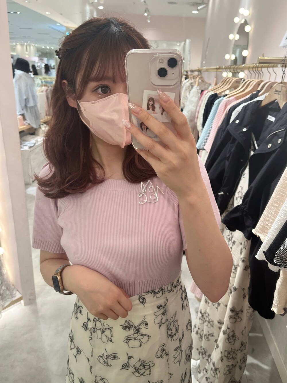 「オトナ女子、オトナカワイイ、キレイめ、春コーデ、ナイスクラップ、nice claup、骨格ナチュラル、高身長女子、高身長コーデ、マーメイドスカート、花柄、ブローチ、サマーニット」｜「one after another NICE CLAUPのブローチ付きカラフルニット（ニット/セーター、ピンク系）」を使った、なぎなぎさん（レディース・164cm）の春コーディネートの2枚目の写真