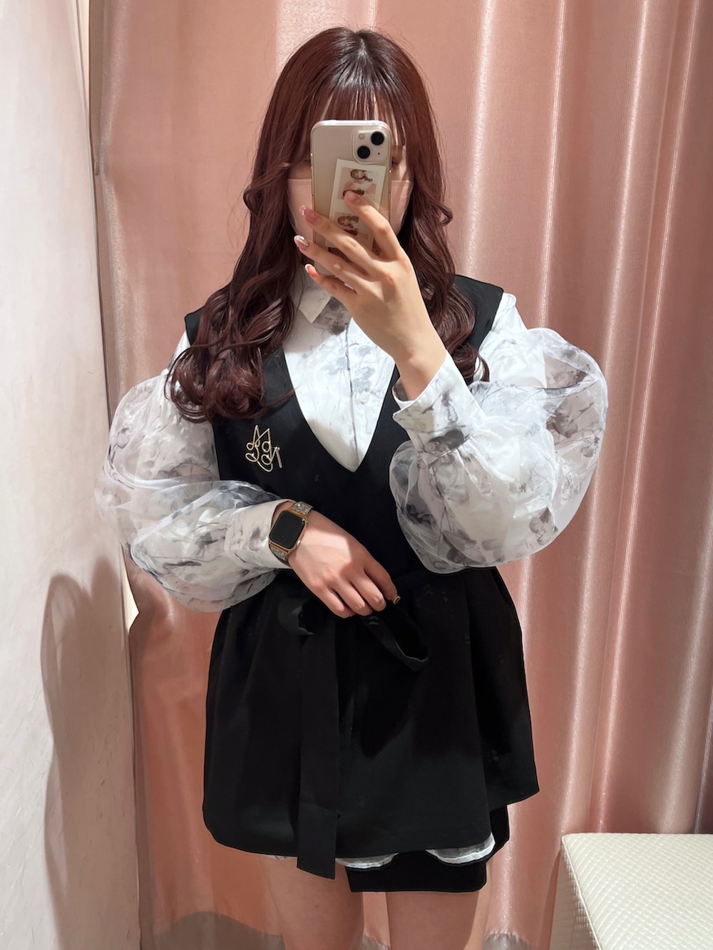 「オトナカジュアル、大人かわいい、モノトーン、春服コーデ、大人カジュアル、ナイスクラップ、骨格ナチュラル、高身長女子、高身長コーデ、シャツスタイル、シャツ、ベスト、ロングブーツ、モノトーンコーデ、花柄」｜「one after another NICE CLAUPの【新色追加】ワンランク上のスタイルに/オーガンジーロングシャツ（シャツ/ブラウス、グレー系）」を使った、なぎなぎさん（レディース・164cm）の春コーディネートの3枚目の写真