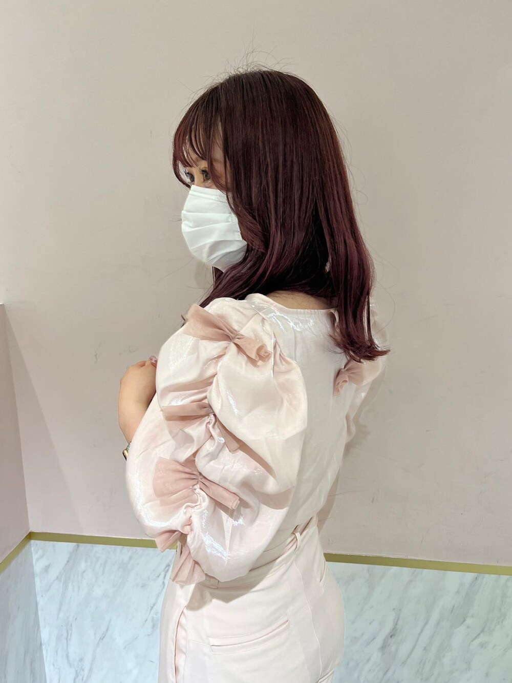「春服コーデ、きれいめカジュアル、お出かけコーデ、オトナカワイイ、ピンクコーデ、骨格ナチュラル、高身長女子、高身長コーデ、ナイスクラップ、seemi.byNICE CLAUP、nice claup、サンダル、ブラウス」｜「Seemi. byNICECLAUPの【Seemi】リボンブラウス（シャツ/ブラウス、ピンク系）」を使った、なぎなぎさん（レディース・164cm）の春コーディネートの3枚目の写真