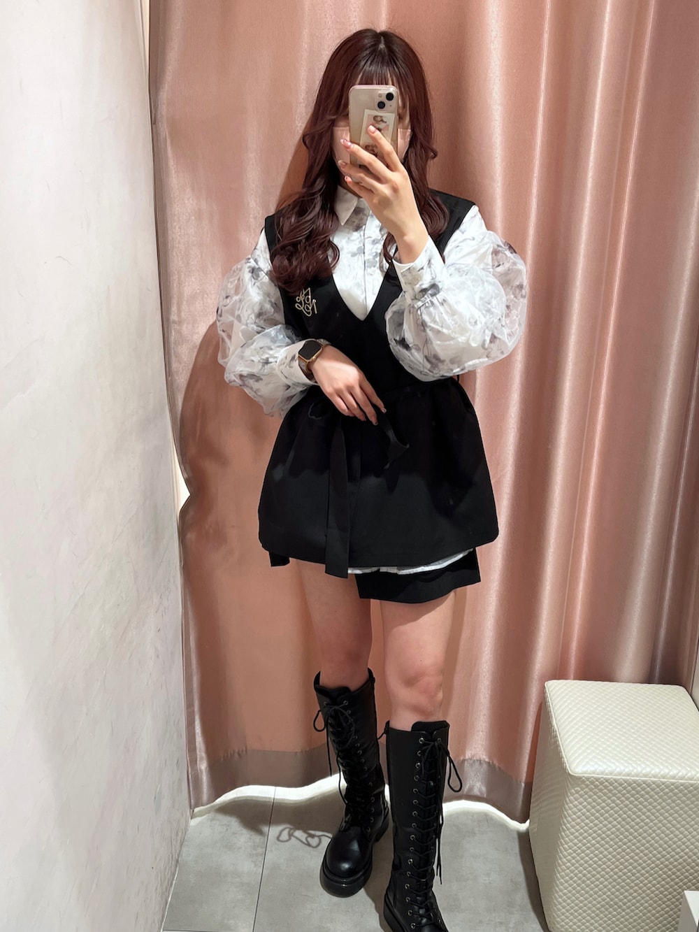 「オトナカジュアル、大人かわいい、モノトーン、春服コーデ、大人カジュアル、ナイスクラップ、骨格ナチュラル、高身長女子、高身長コーデ、シャツスタイル、シャツ、ベスト、ロングブーツ、モノトーンコーデ、花柄」｜「one after another NICE CLAUPの【新色追加】ワンランク上のスタイルに/オーガンジーロングシャツ（シャツ/ブラウス、グレー系）」を使った、なぎなぎさん（レディース・164cm）の春コーディネートの2枚目の写真