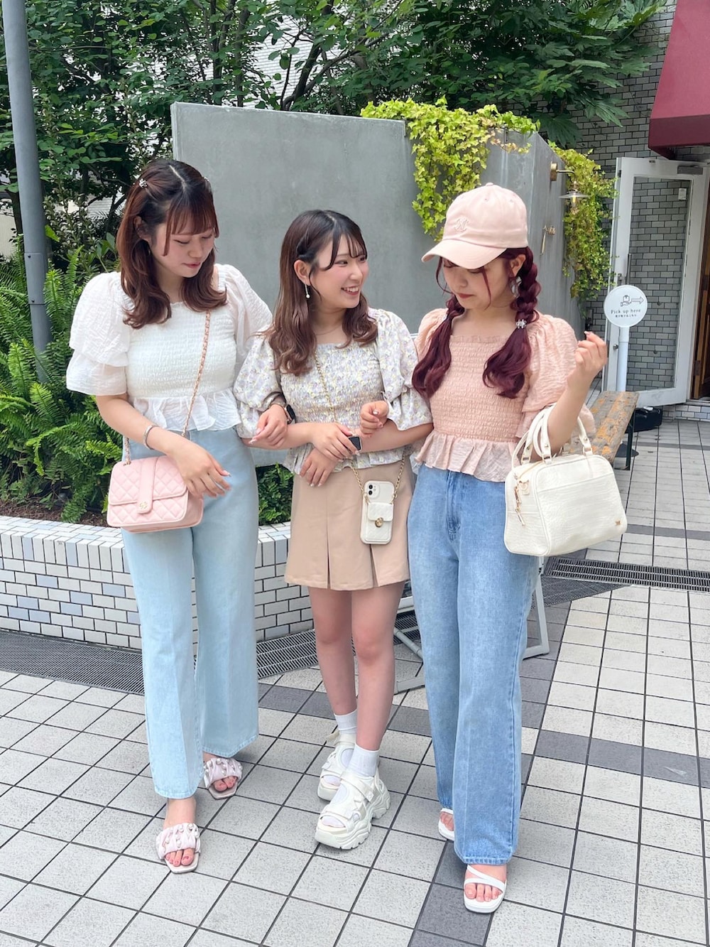 「オトナカジュアル、きれいめカジュアル、大人かわいい、オトナ女子、キレイめコーデ、デニム、ナイスクラップ、nice claup、骨格ナチュラル、オフショル、サンダル」｜「one after another NICE CLAUPのオフショルにもなる/シャーリングブラウス（シャツ/ブラウス、ホワイト系）」を使った、なぎなぎさん（レディース・164cm）の夏コーディネートの2枚目の写真