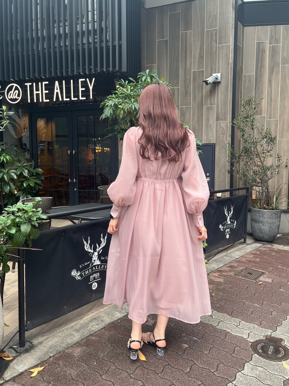 「春服、春夏コーデ、お花見、ピンク、大人女子、高身長コーデ、高身長女子、ナイスクラップ、骨格ナチュラル、ワンピース、ピンクコーデ、大人かわいい、ボウタイ、サンダル」｜「one after another NICE CLAUPの【スタッフ考案】ボウタイロングワンピース（ワンピース、ピンク系）」を使った、なぎなぎさん（レディース・164cm）の春コーディネートの3枚目の写真
