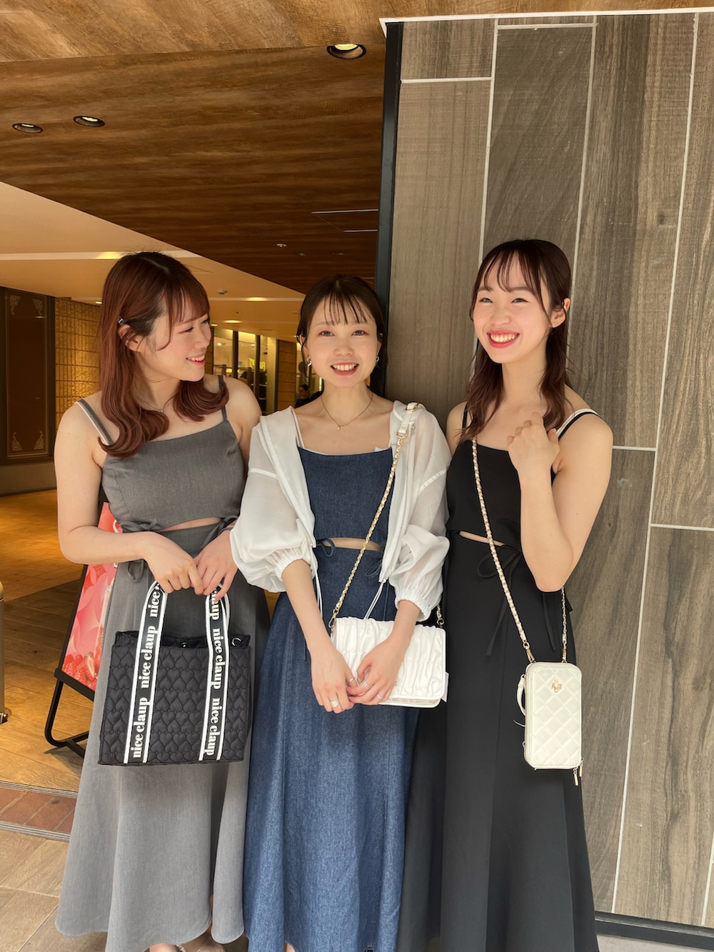 「夏コーデ、カジュアル、シンプルコーデ、高身長女子、春コーデ、マウンテンパーカー、シアー、ワンピース、ロングワンピース、ナイスクラップ、nice claup、ショルダーバッグ、トートバッグ、サンダル、デニムワンピース」|「one after another NICE CLAUPのハートキルティングミニトートバッグ(トートバッグ、ブラック系)」を使った、なぎなぎさん(レディース・164cm)の夏コーディネートの2枚目の写真