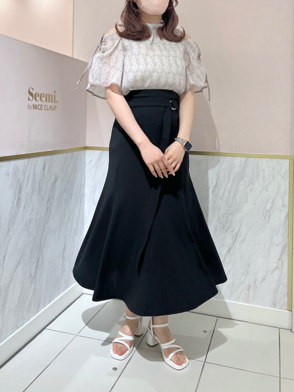 「春コーデ、大人女子、大人ガーリー、大人かわいい、夏コーデ、肌見せ、骨格ナチュラル、ナイスクラップ、nice claup、マーメイドスカート、高身長女子、高身長コーデ、ブラウス、花柄、サンダル」｜「one after another NICE CLAUPの肩あき/マルチWAY/プリーツブラウス（シャツ/ブラウス、ベージュ系）」を使った、なぎなぎさん（レディース・164cm）の春コーディネートの4枚目の写真