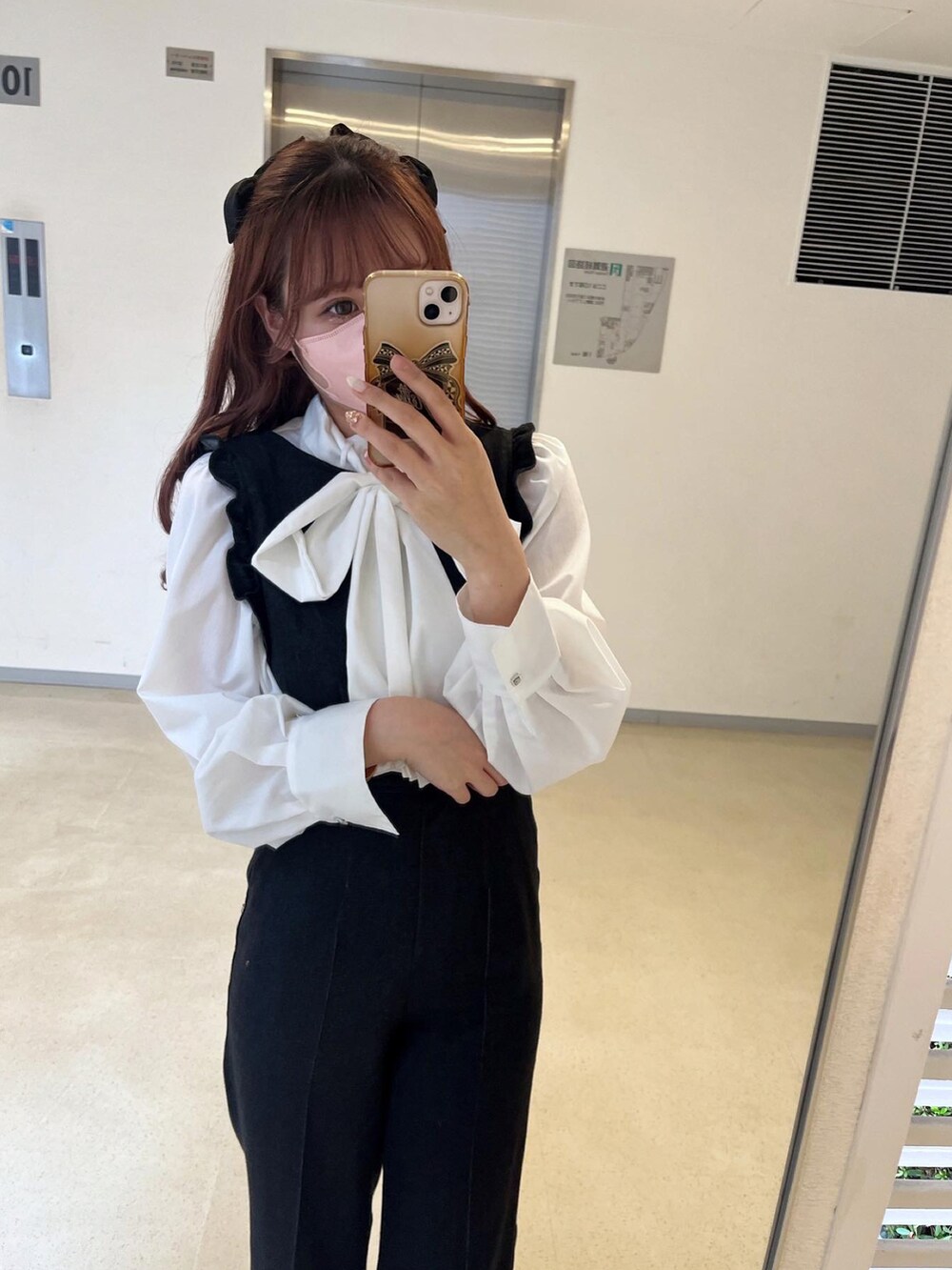 「オトナ女子、カジュアル、大人コーデ、高身長女子、デニム、ブーツ、ガーリーコーデ、サロペット、ボウタイブラウス、ブラウス、春コーデ、バレッタ、大人かわいい、ナイスクラップ、骨格ナチュラル」｜「one after another NICE CLAUPのN刺繍ボウタイブラウス　2023SS（シャツ/ブラウス、ホワイト系）」を使った、なぎなぎさん（レディース・164cm）の冬コーディネートの2枚目の写真