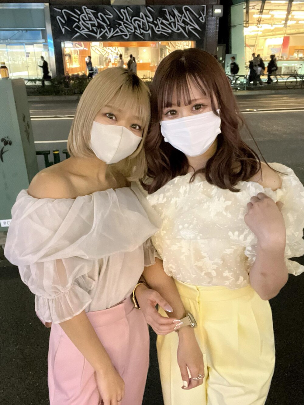 「春、大人カジュアル、春服、キレイめ、シンプル、ブラウス、スラックス、骨格ナチュラル、高身長女子、高身長コーデ、ナイスクラップ、nice claup、ピンク、イエロー、バレーシューズ」|「one after another NICE CLAUPのオーガンオフショルブラウス(シャツ/ブラウス、ホワイト系)」を使った、なぎなぎさん(レディース・164cm)の春コーディネートの3枚目の写真